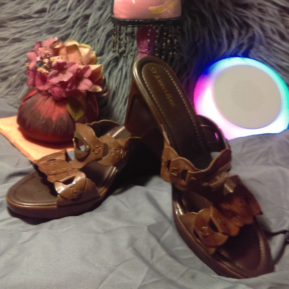 ST JOHNS BAY Leather Linked Wedge Size 10M